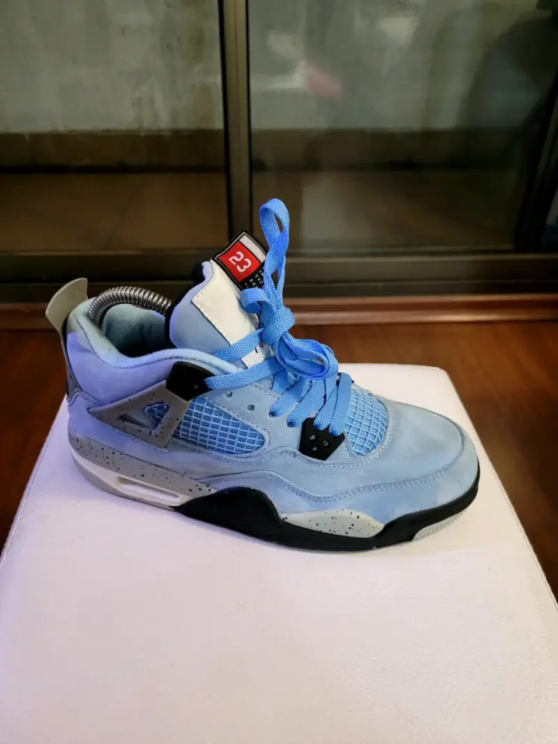 Zapatillas deportivas azules con diseño moderno