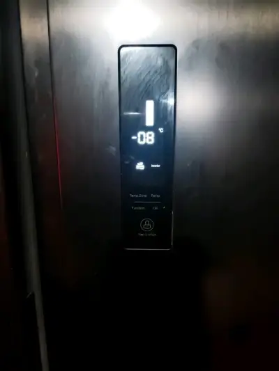 Refrigerador con pantalla digital y control de temperatura - miniatura 1