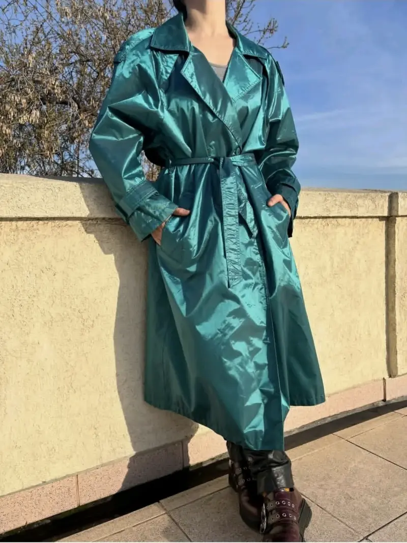 Abrigo impermeable turquesa brillante