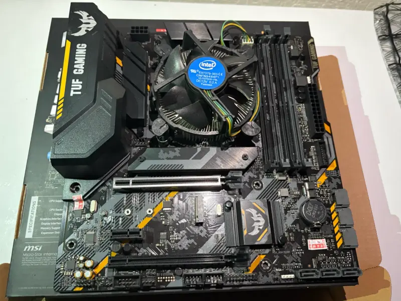 Placa madre MSI TUF Gaming con Procesador Intel - 1