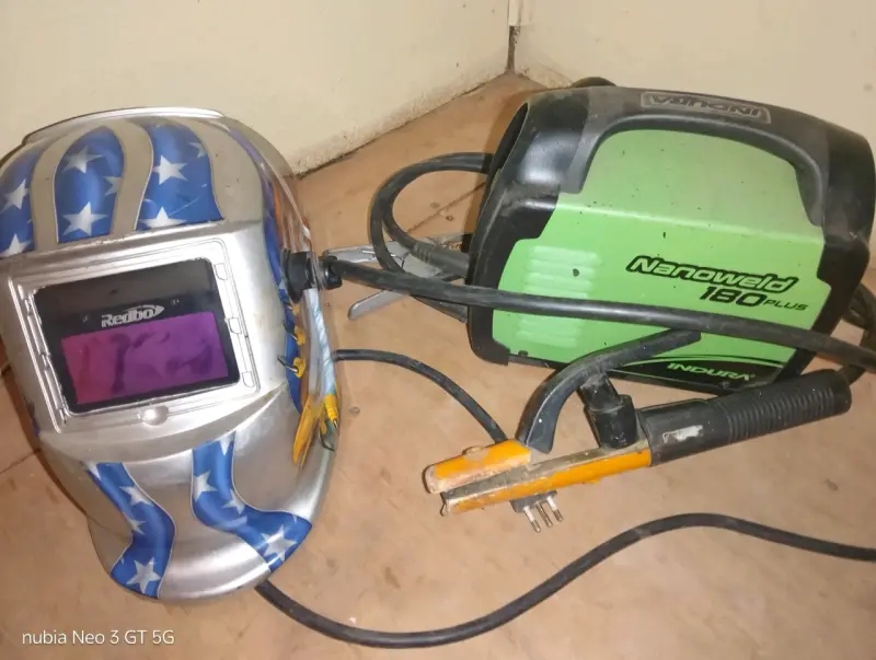 Soldadora Indura Nanoweld 180 Plus con máscara