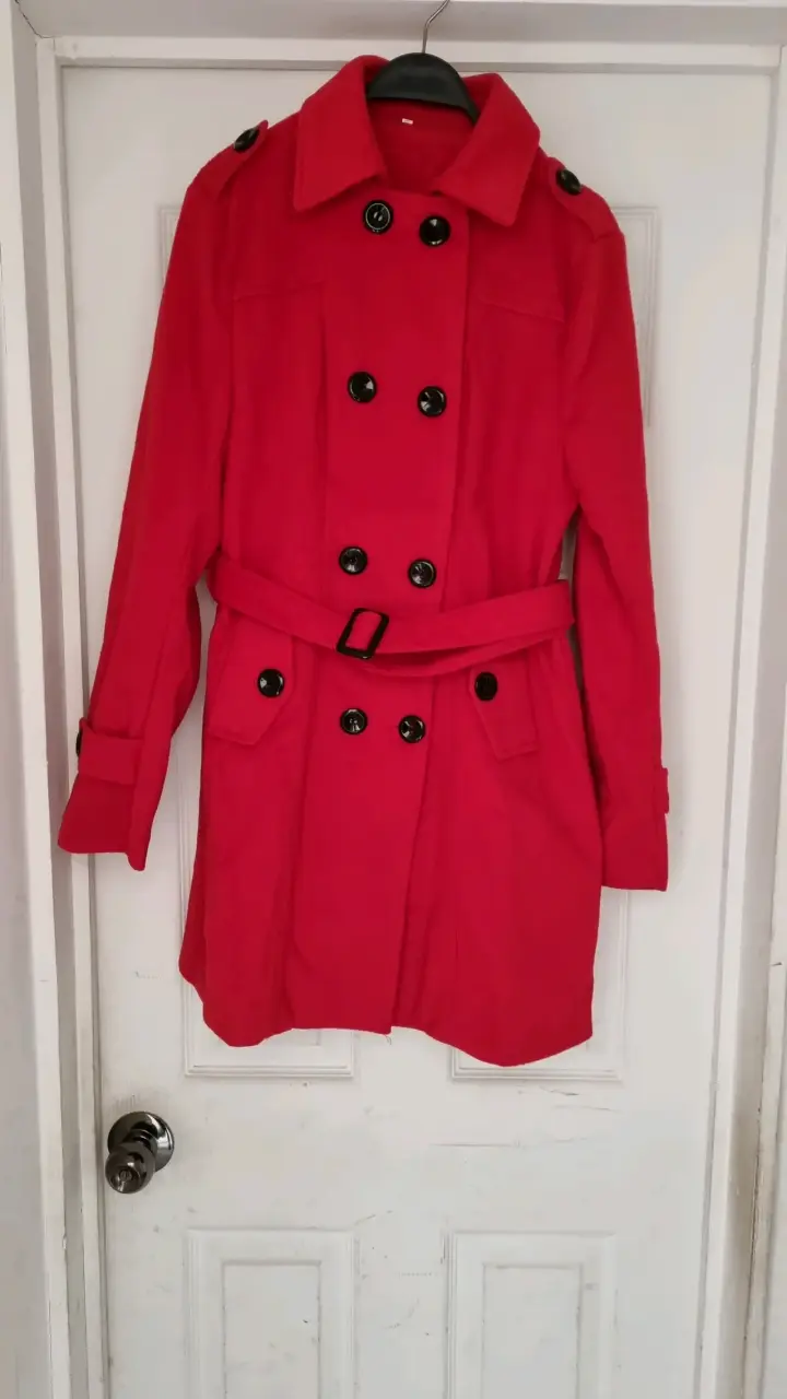 Abrigo rojo de mujer con cinturón