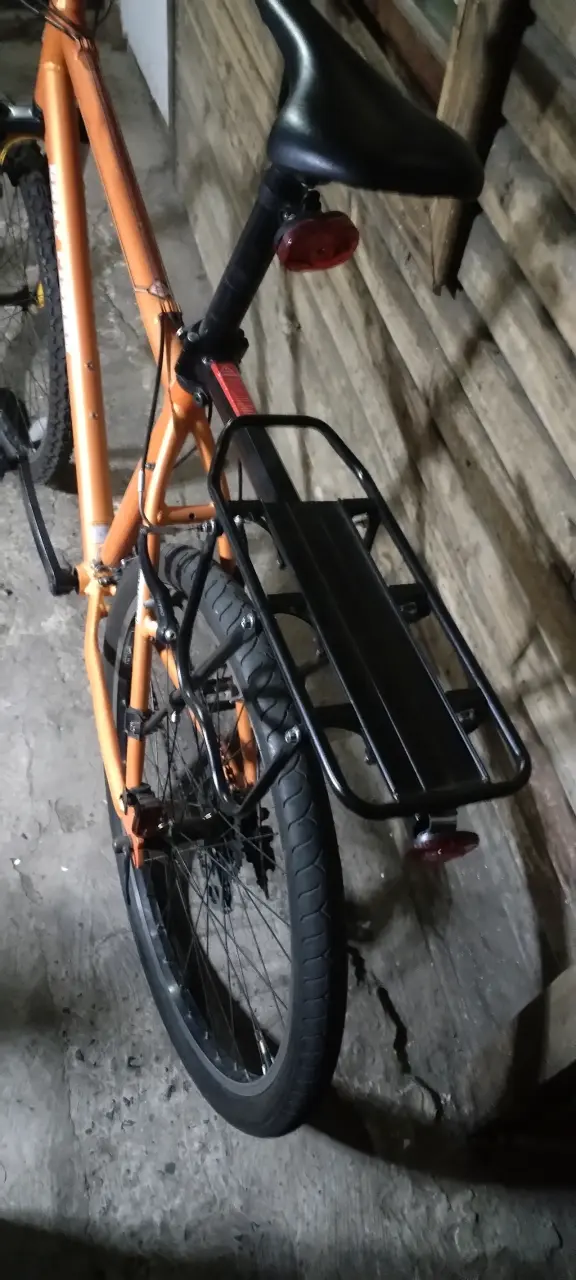 Bicicleta de montaña naranja con portaequipajes - 2