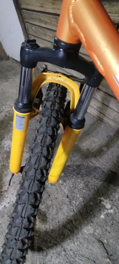 Bicicleta de montaña naranja con portaequipajes - miniatura 3