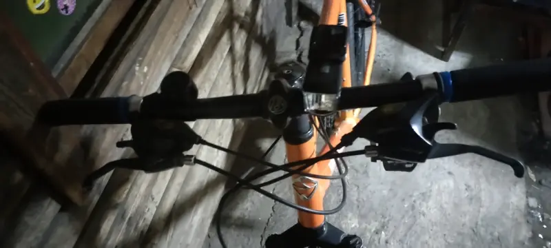 Bicicleta de montaña naranja con portaequipajes - 5