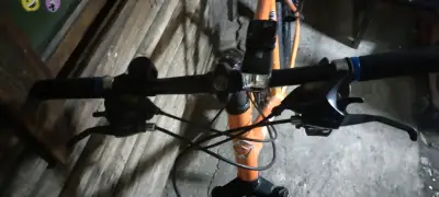 Bicicleta de montaña naranja con portaequipajes - miniatura 5