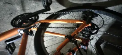 Bicicleta de montaña naranja con portaequipajes - miniatura 6