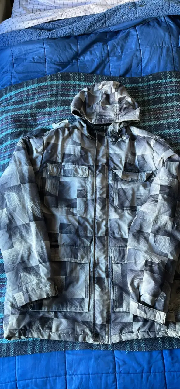 Chaqueta impermeable MAUI diseño geométrico