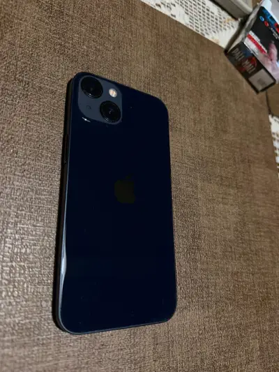 iPhone 13 en excelente estado - miniatura 1