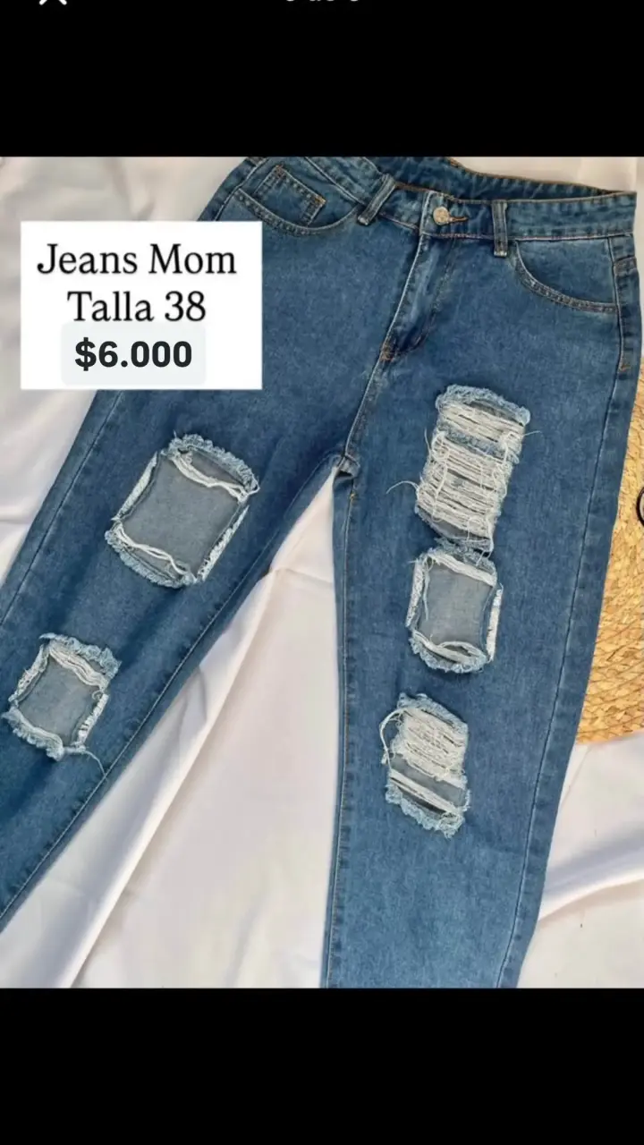 Jeans Mom Talla 38 con diseño rasgado