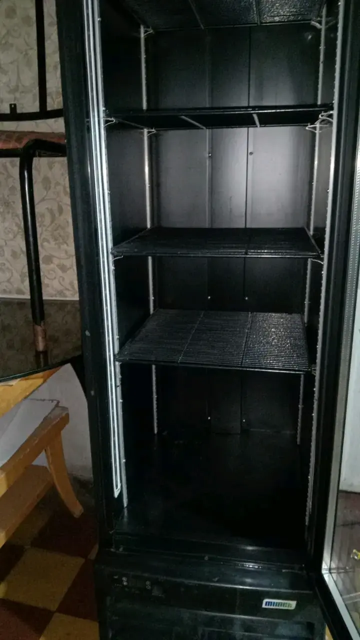 Refrigerador vertical comercial negro - 1