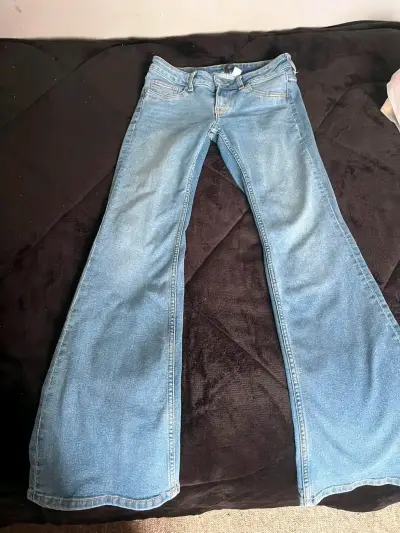 Jeans tiro bajo flare - miniatura 2