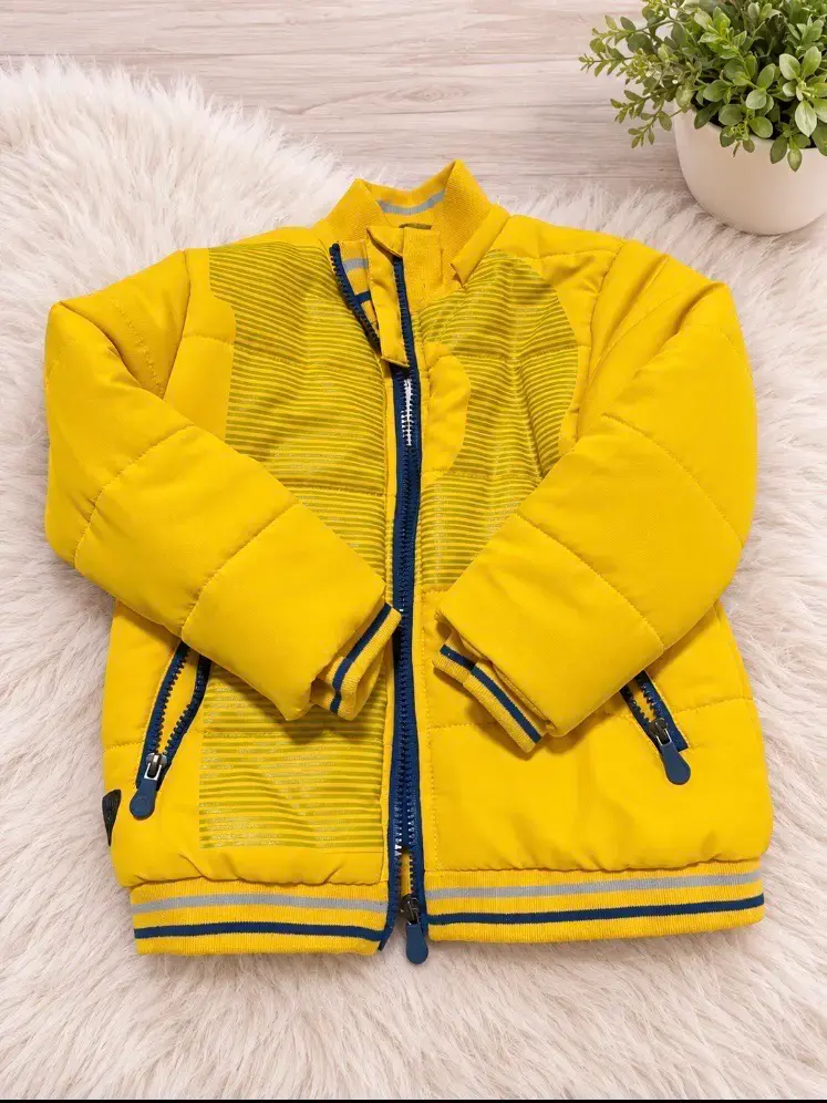 Chaqueta amarilla para niño con cierre y gorro - 1