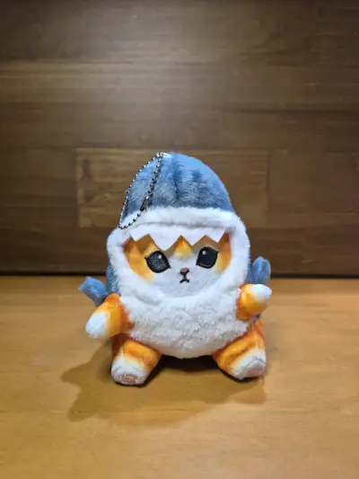 Peluche llavero de gato disfrazado de tiburón - miniatura 1