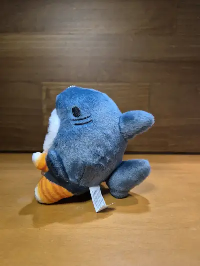 Peluche llavero de gato disfrazado de tiburón - miniatura 2