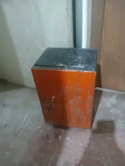 Caja metálica de seguridad pequeña - miniatura 1