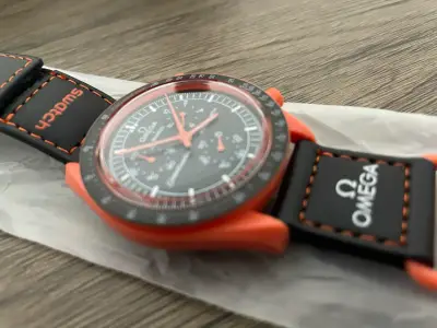 Reloj Omega Swatch Speedmaster rojo - miniatura 1