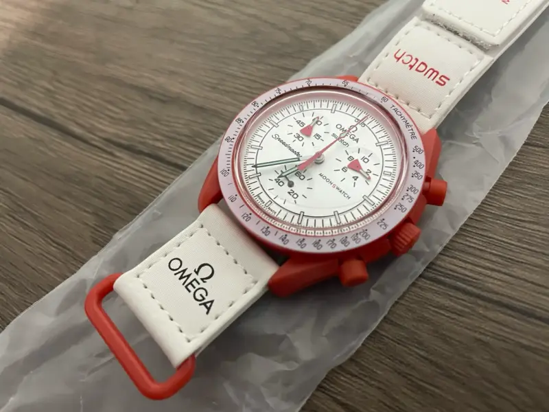 Reloj Omega Swatch Moonwatch rojo y blanco - 1