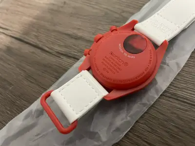 Reloj Omega Swatch Moonwatch rojo y blanco - miniatura 2