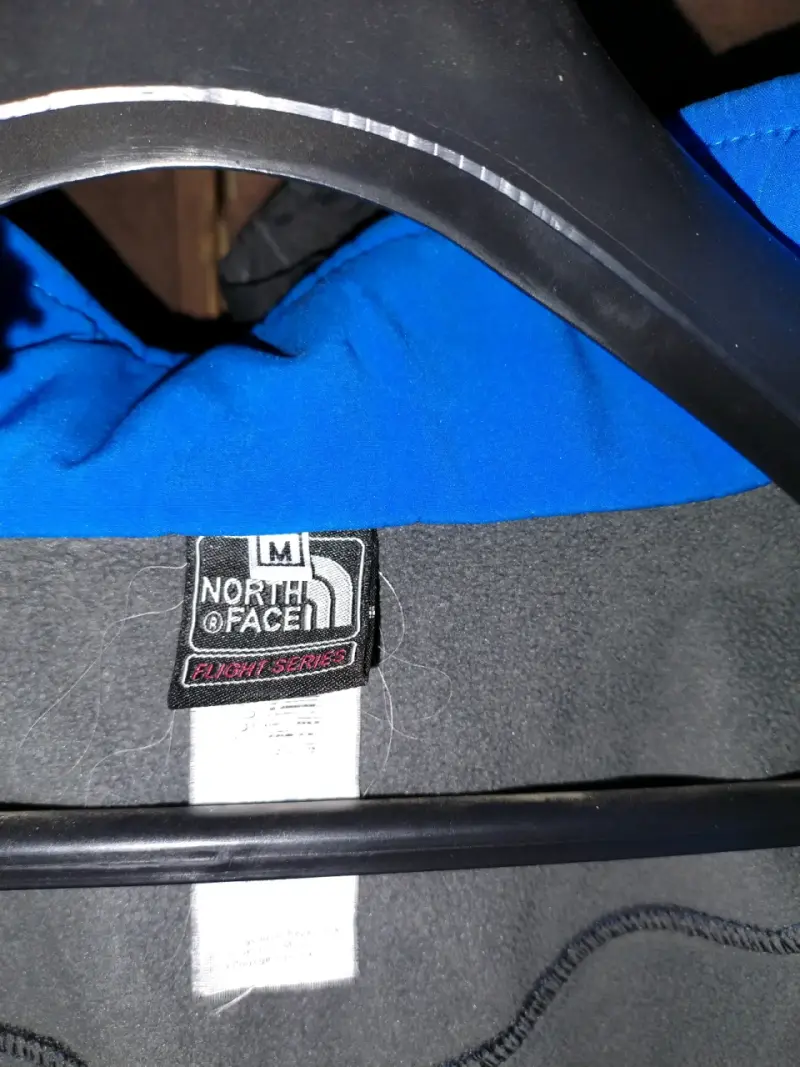 Chaqueta The North Face azul y negra - 2