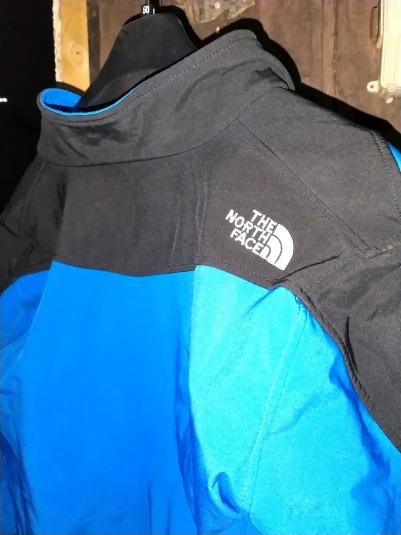 Chaqueta The North Face azul y negra - 4