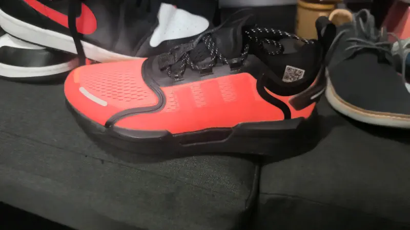 Zapatillas deportivas rojas y negras