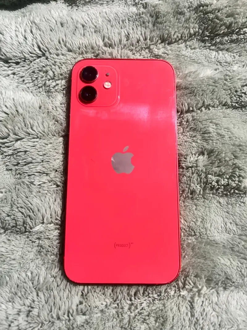 iPhone 12 rojo en buen estado