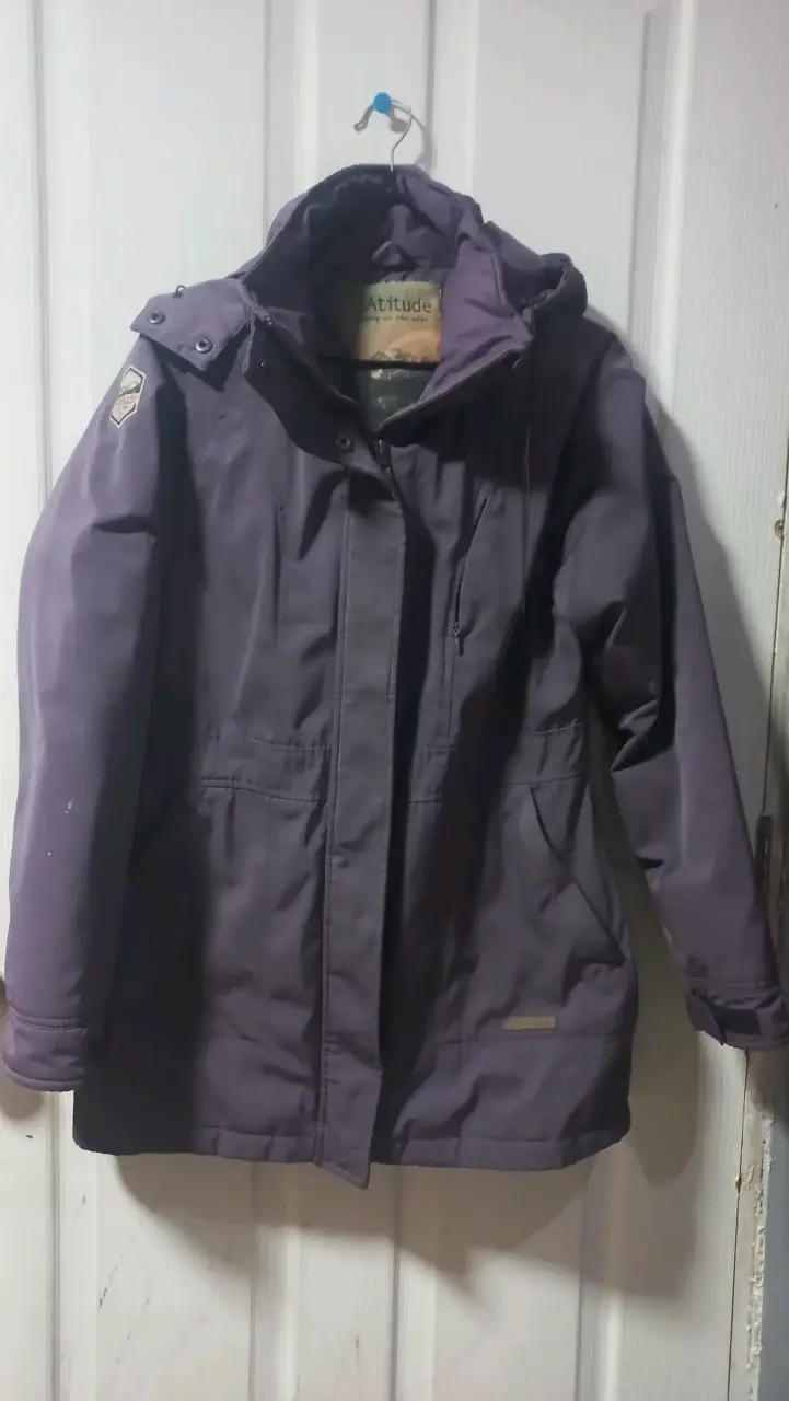 Chaqueta morada Attitude con capucha