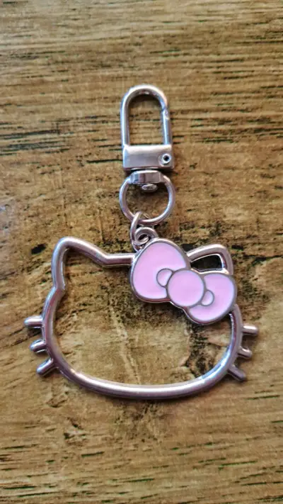 Llavero metálico Hello Kitty con lazo rosa - miniatura 1