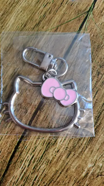 Llavero metálico Hello Kitty con lazo rosa - miniatura 2