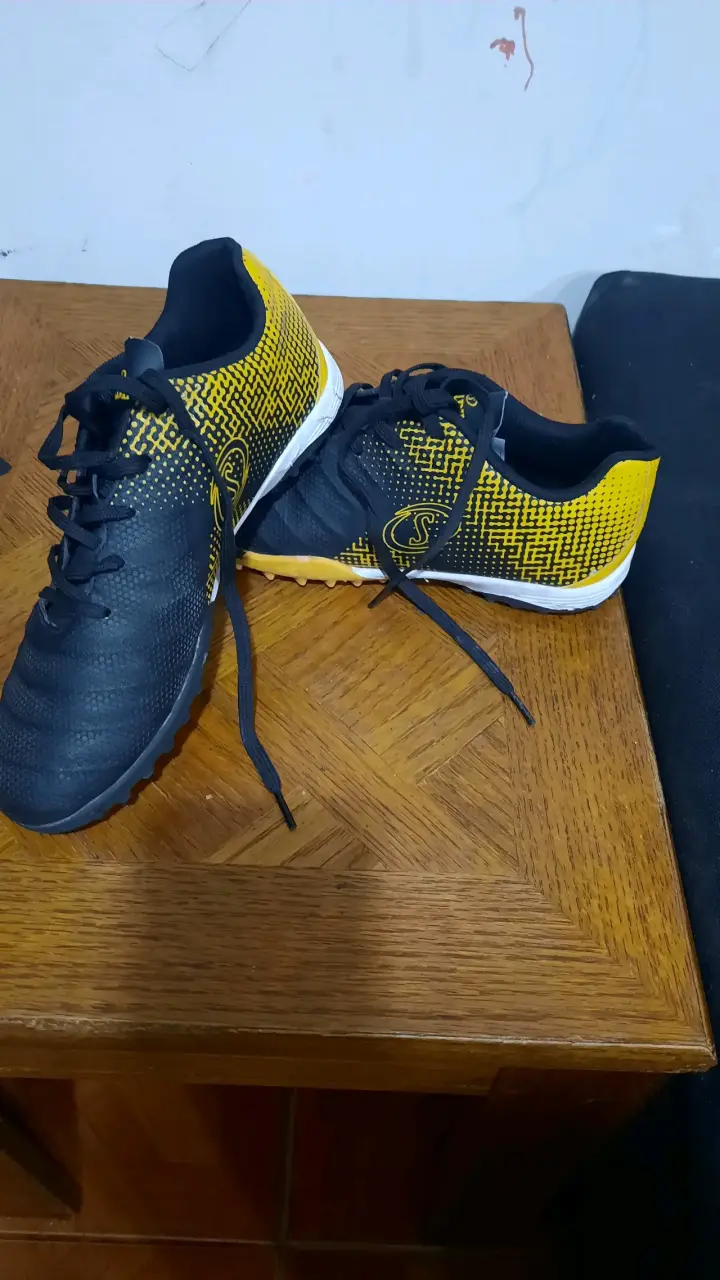Zapatillas deportivas negras y amarillas