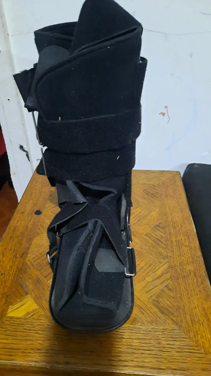 Bota ortopédica negra ajustable