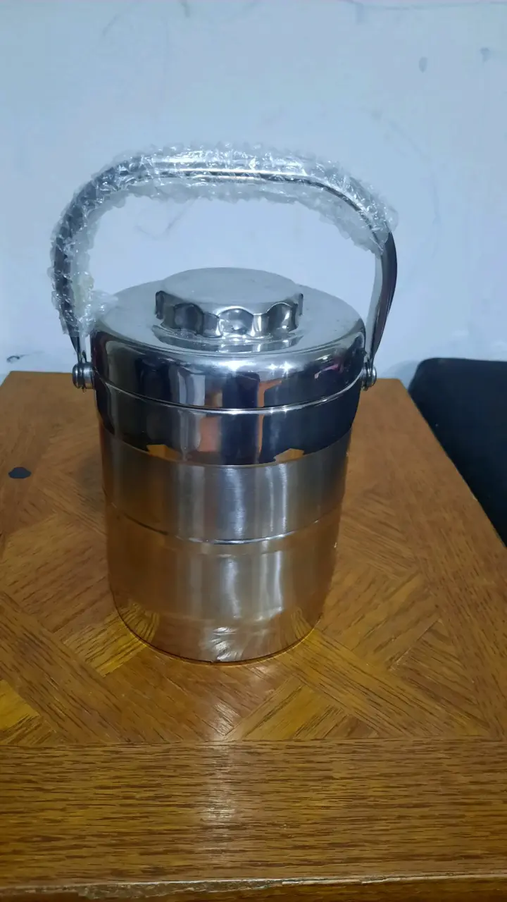 Termo de acero inoxidable con asa