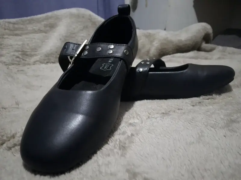 Zapatos negros de cuero con hebilla