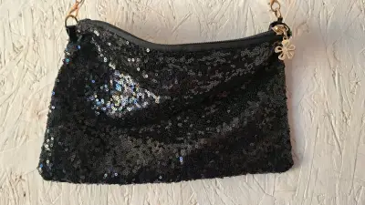 Cartera de mano negra con lentejuelas - miniatura 2