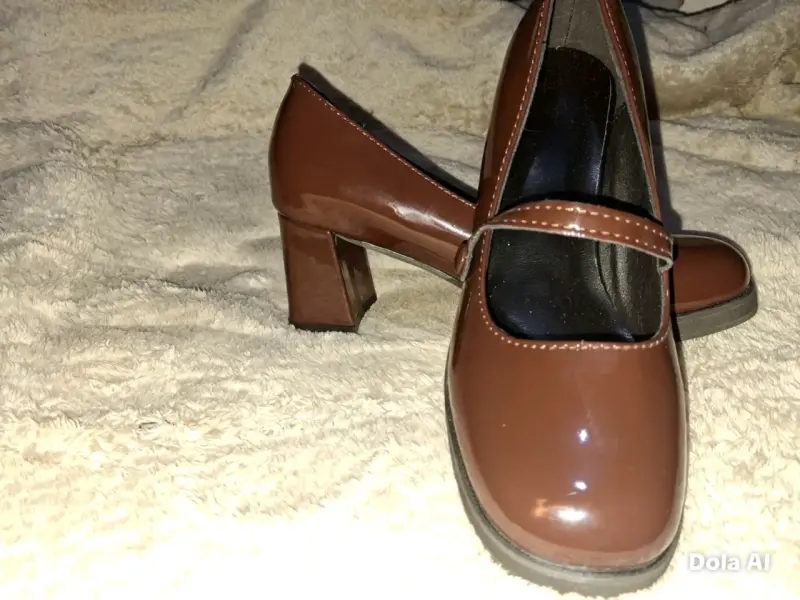 Zapatos de tacón marrones con correa
