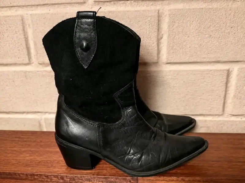 Botas vaqueras de cuero negro para mujer