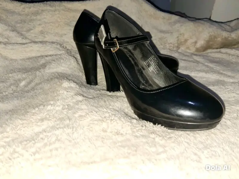 Zapatos de tacón negro con correa