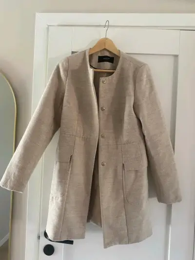 Abrigo beige de mujer elegante - miniatura 1