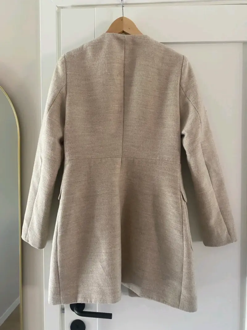 Abrigo beige de mujer elegante - 2