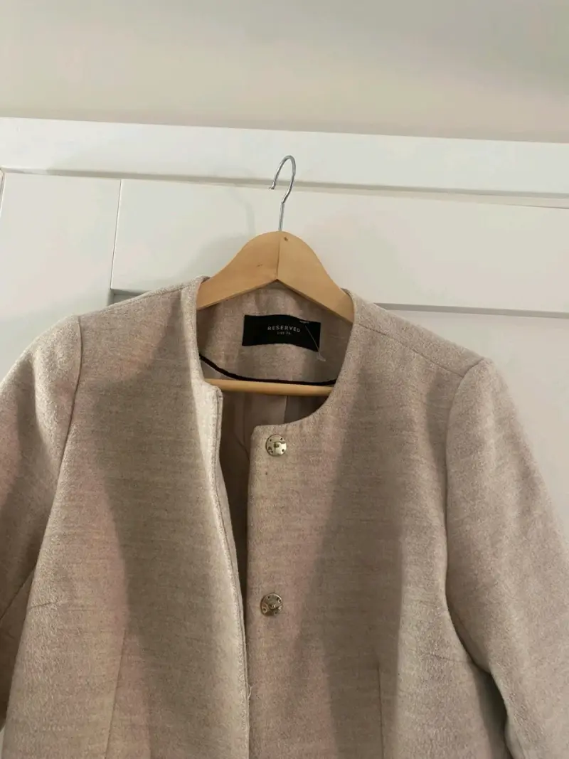 Abrigo beige de mujer elegante - 3