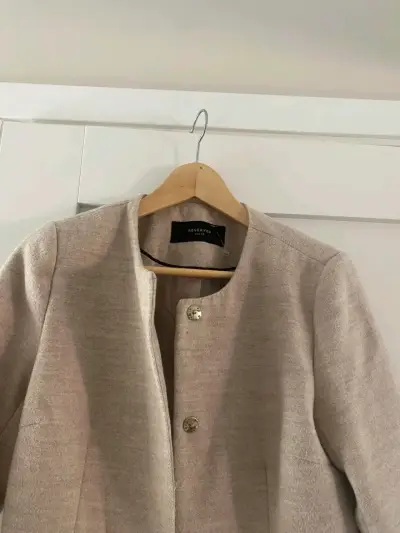 Abrigo beige de mujer elegante - miniatura 3