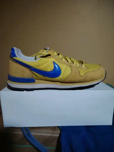 Zapatillas deportivas Nike amarillas y azules - miniatura 1