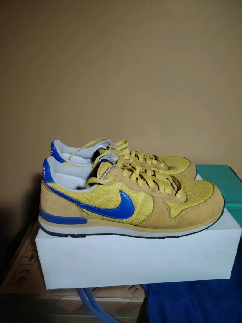 Zapatillas deportivas Nike amarillas y azules - 2