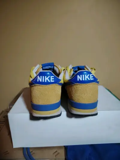 Zapatillas deportivas Nike amarillas y azules - miniatura 3