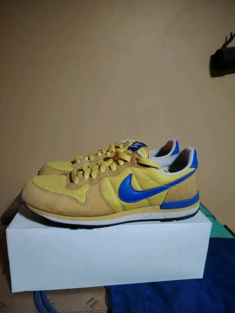 Zapatillas deportivas Nike amarillas y azules - 4