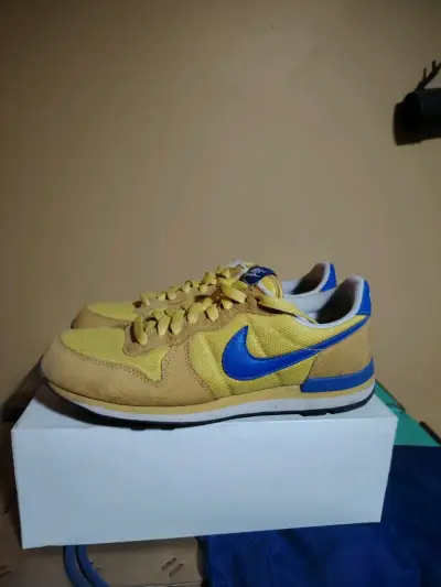 Zapatillas deportivas Nike amarillas y azules - miniatura 4