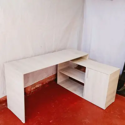 Escritorio esquinero de madera clara - miniatura 1
