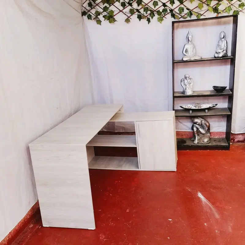 Escritorio esquinero de madera clara - 4
