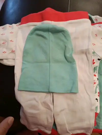 Conjunto de ropa para bebé con gorro - miniatura 1